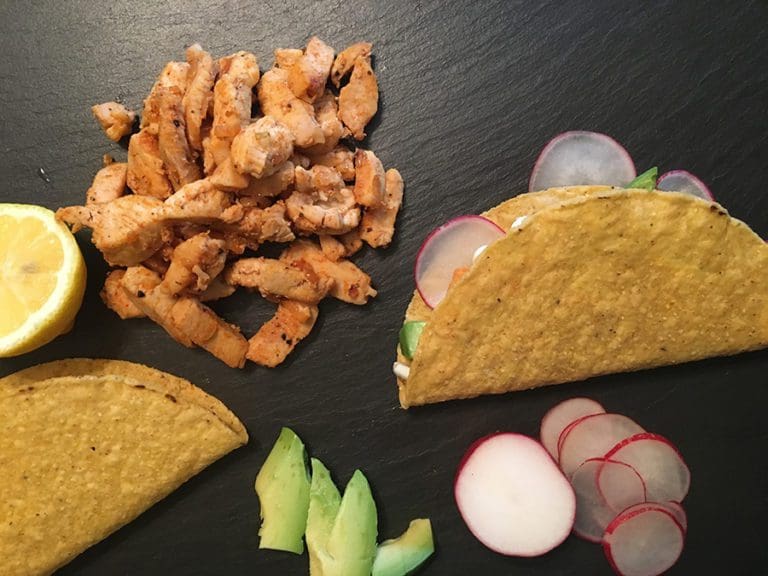 Chicken tacos with radishes and radishes.