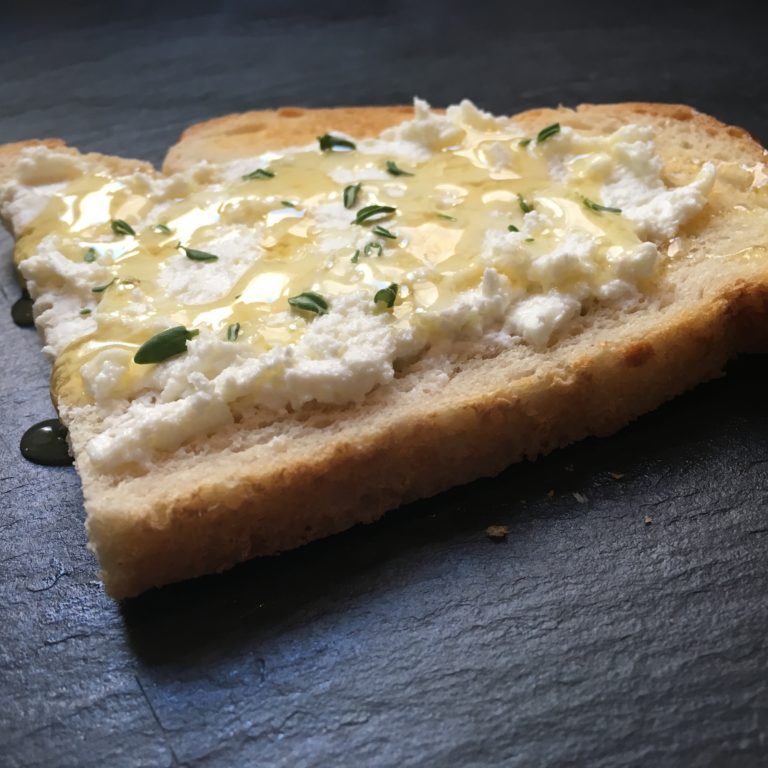 Toast with goat cheese and honey